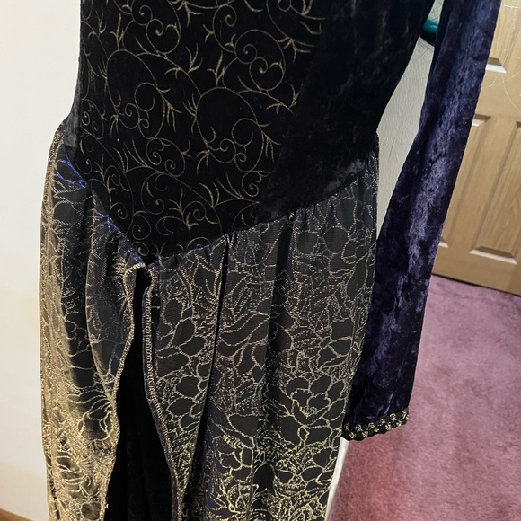 Hallowed costume used 5 pieces in all - Picture 2 of 15